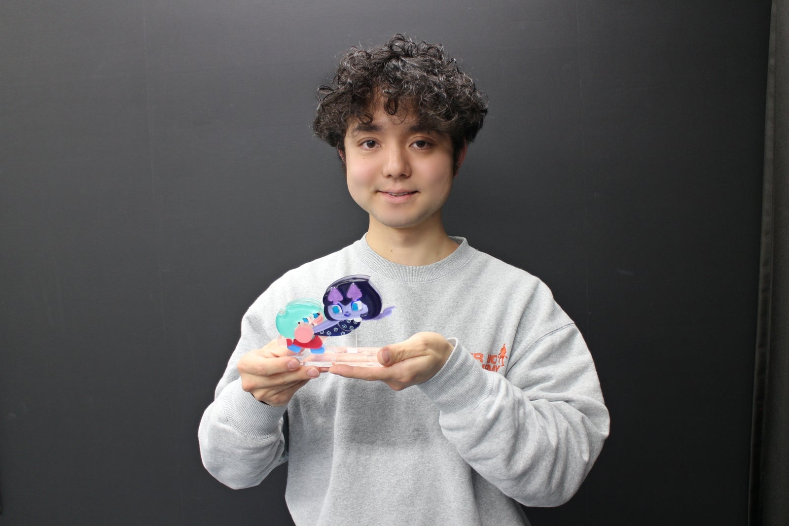 見里朝希監督が語る新たな傑作！アニメ『キャンディーカリエス』が