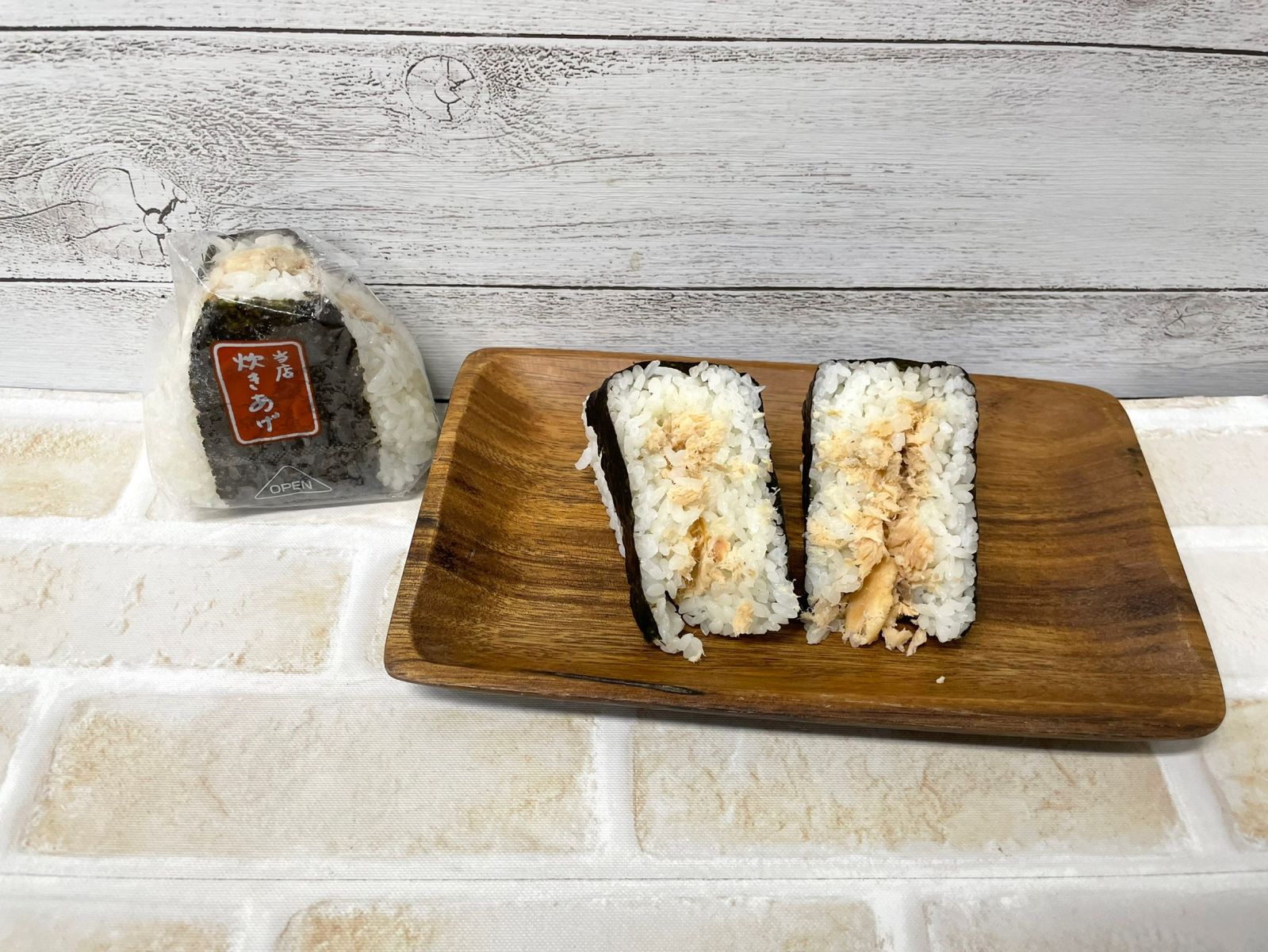 鮭おにぎり ランチで、逆鮭おにぎり作りました。﻿ 鮭の味がストレートに来る