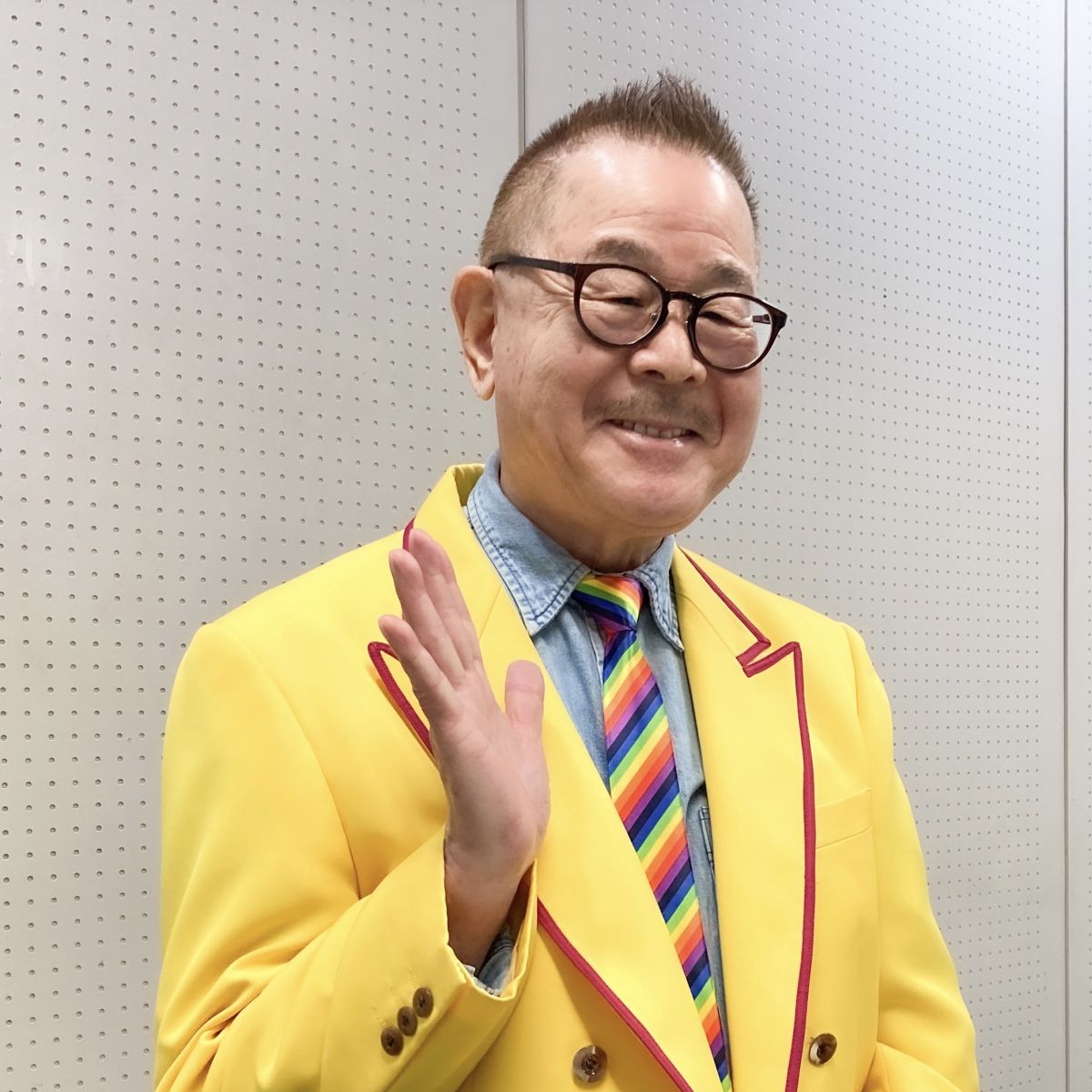 マギー司郎さんが「コップから鶏を出すマジック」を披露！ | 無料の 