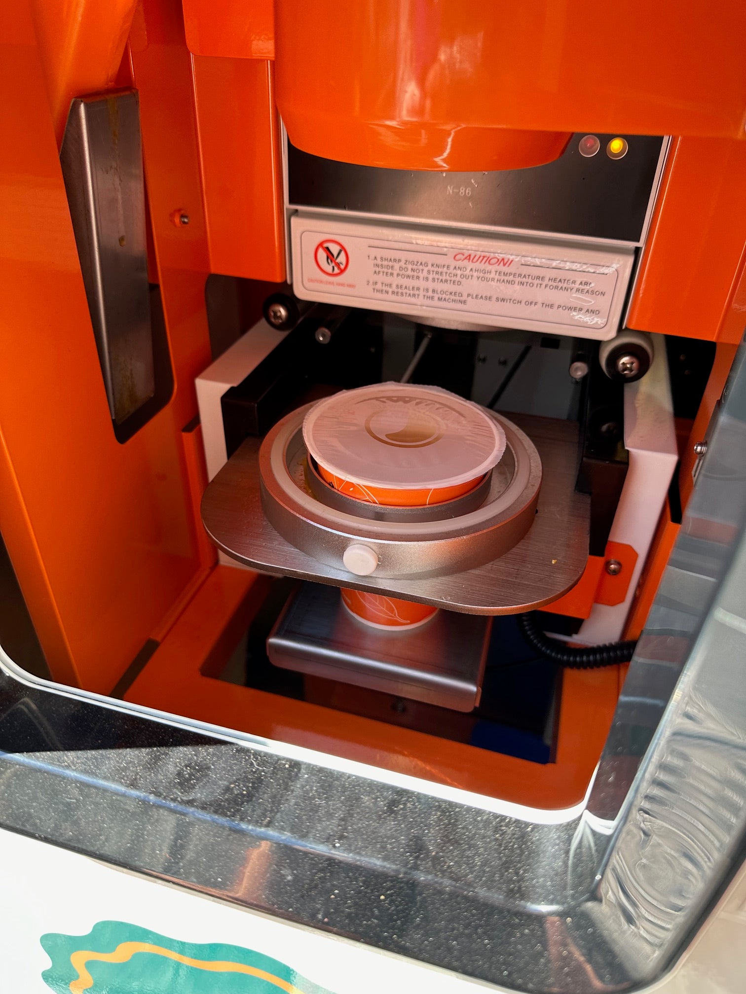 オレンジジュースが大ピンチの中、がんばる生搾り自販機！ | TBS