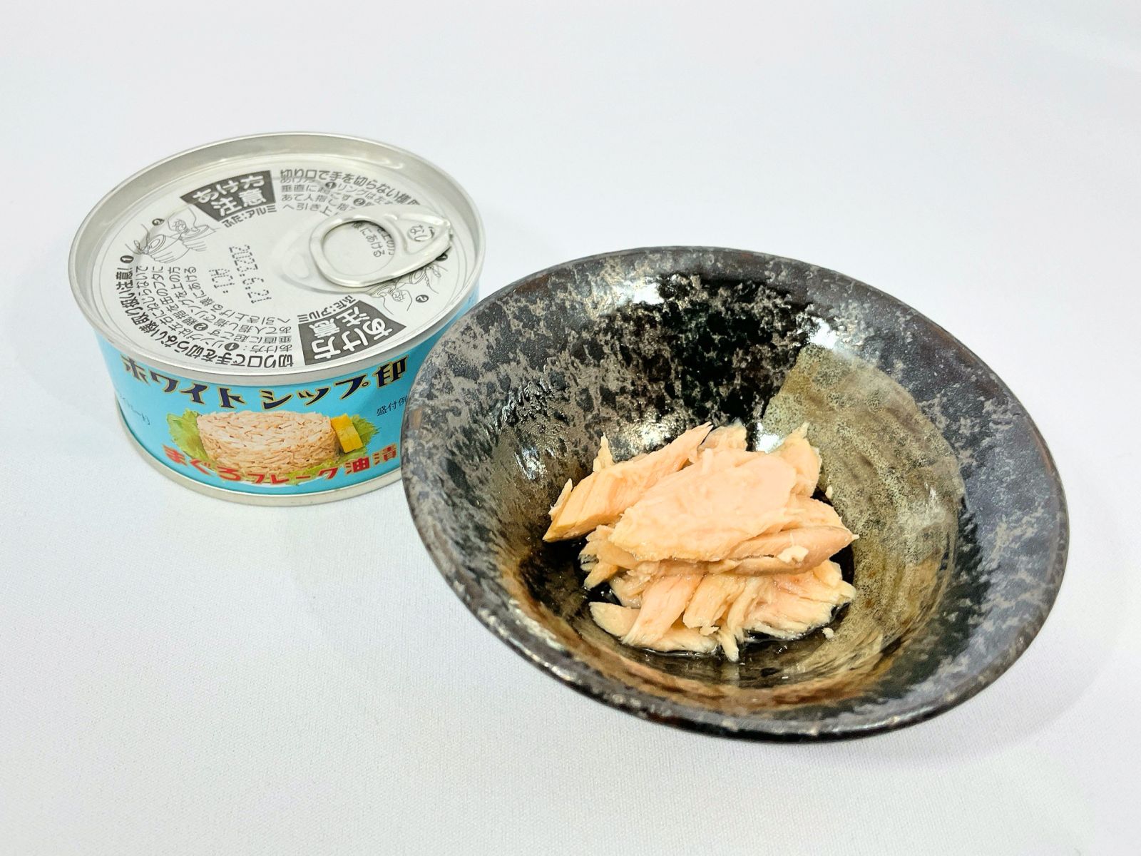 パウチ式『シーチキン』の中から“生きたウジ虫”が這い出て…動画