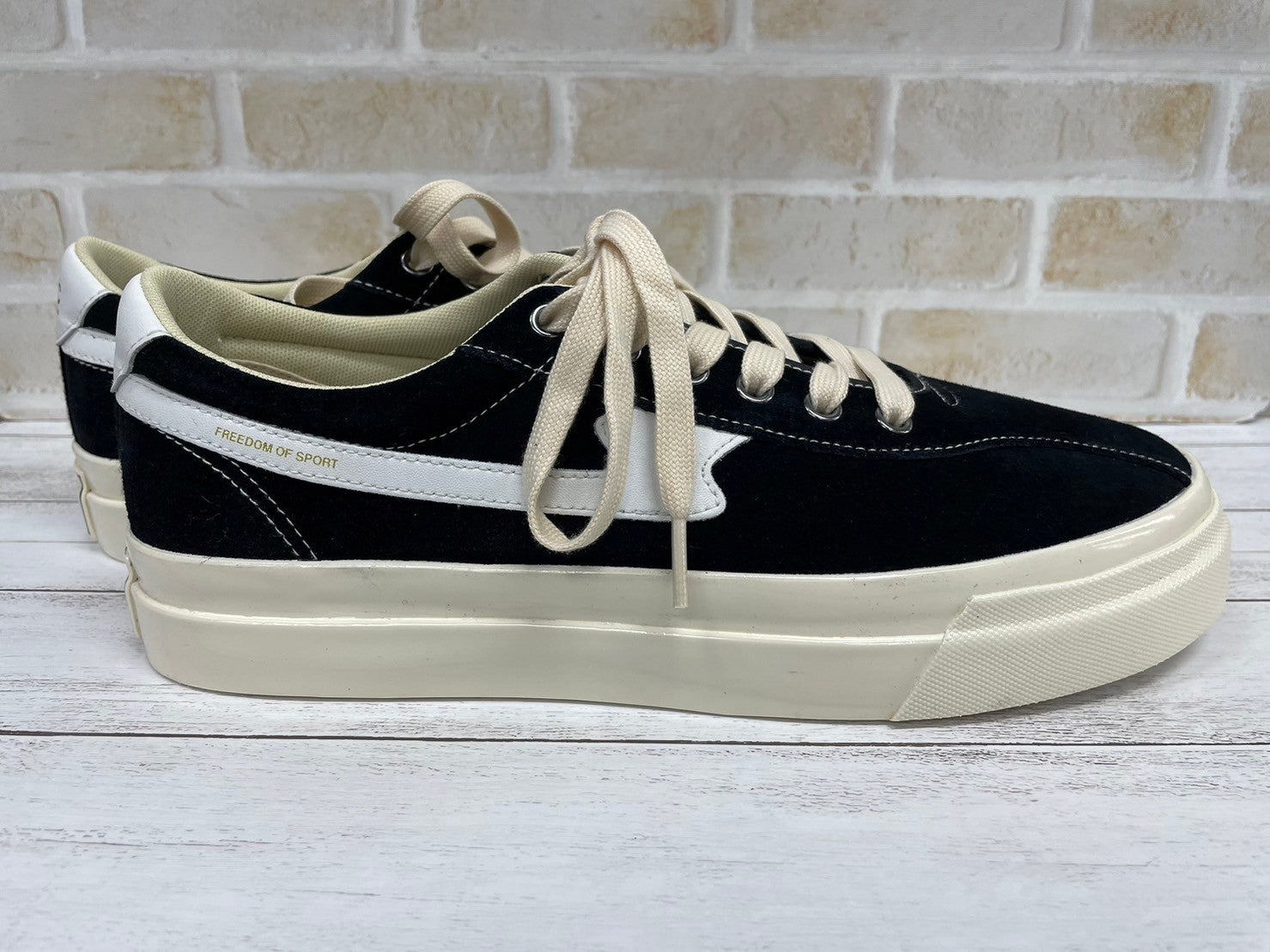 今、最強にカッコいいスニーカーを買うなら、 “革靴っぽい”が