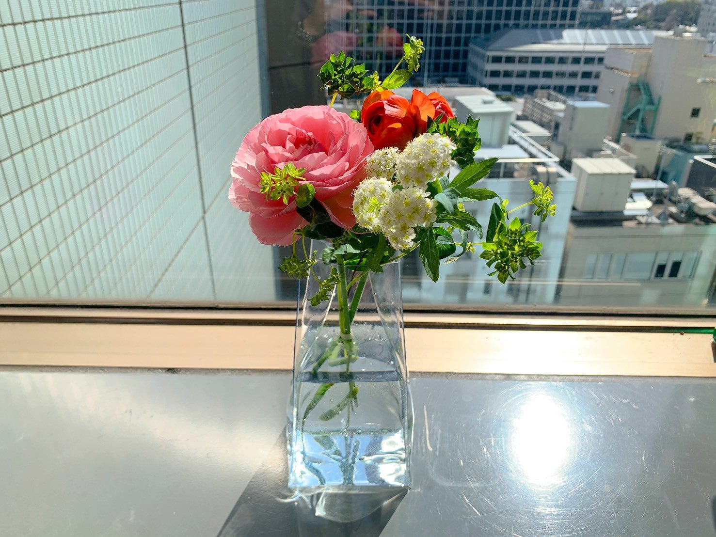 お花と一緒にプレゼント】水を入れるだけで花瓶に変身！折りたためる