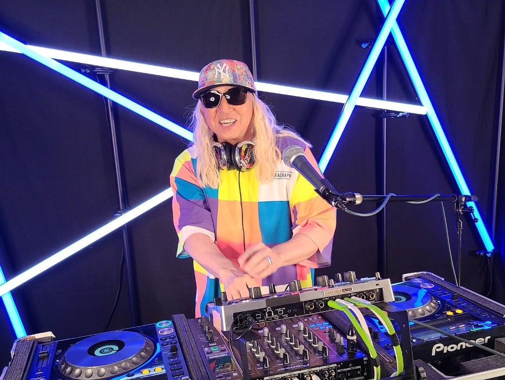 DJ KOO、avexのヒット曲振り返りmixに全国民ブチ上がり【社屋