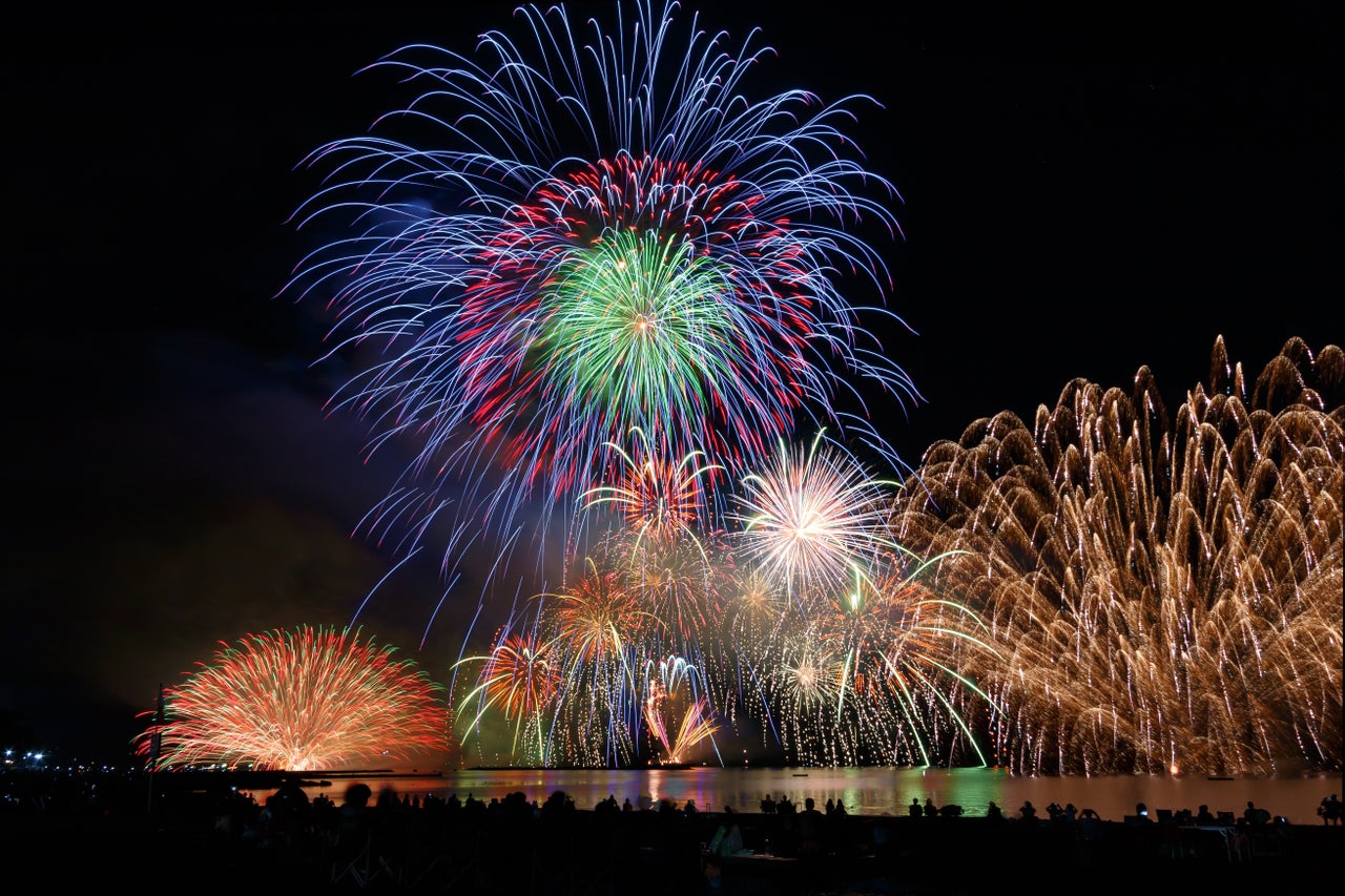 若狭湾の日 約4 の砂浜が観覧席に 若狭高浜花火大会 が8月1日に開催 トピックス Tbsラジオ Fm90 5 Am954 何かが始まる音がする