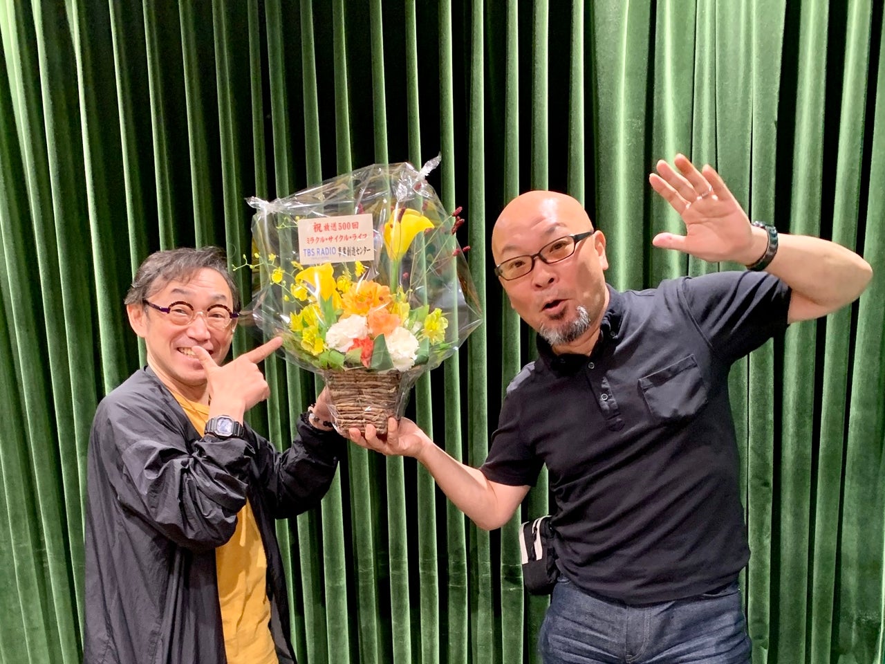 新春用の写真を撮り忘れてしまったので、放送500回の時のお花とともに