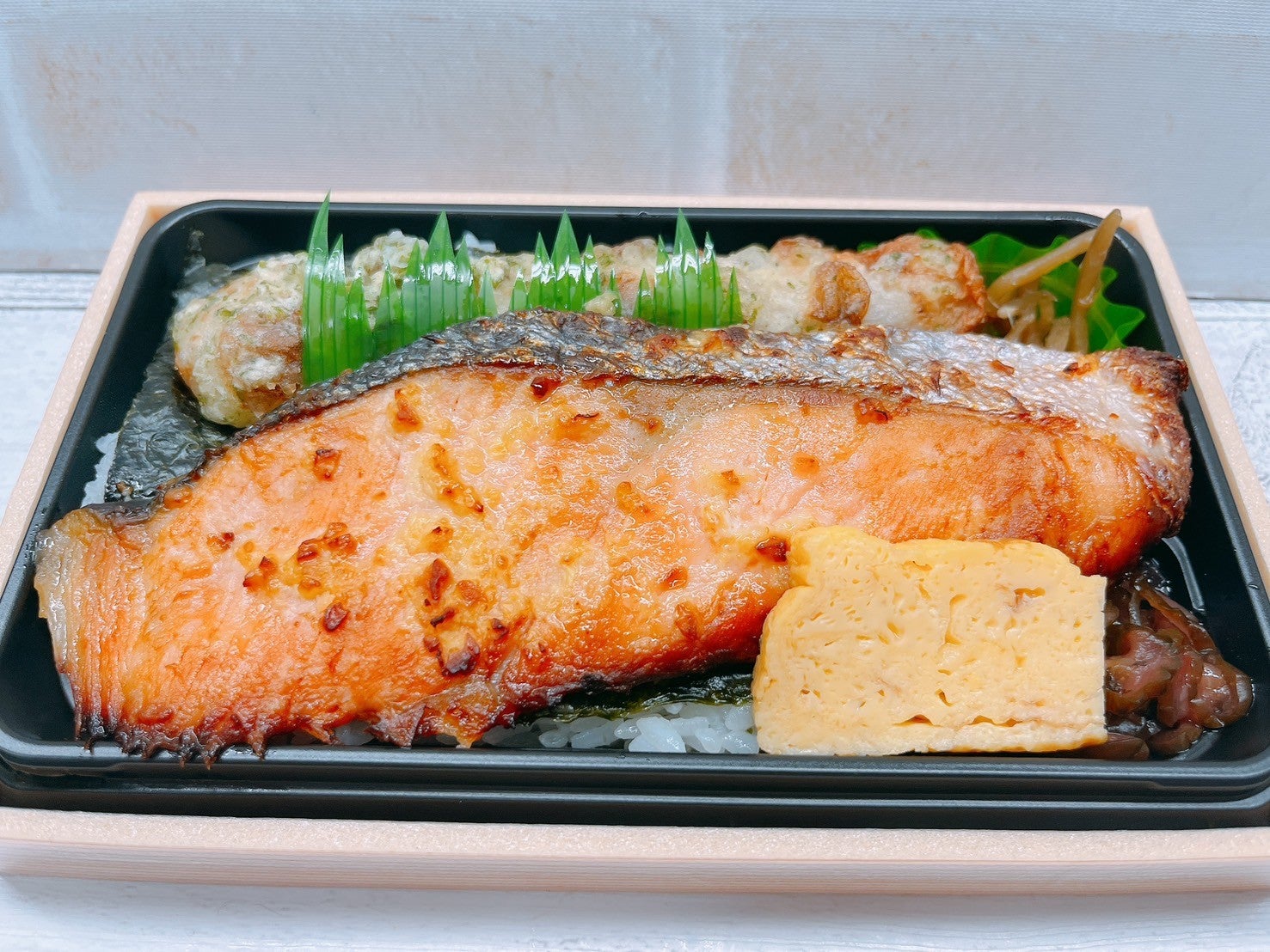 オオゼキ」に行ったら巨大な鮭が乗った「大人の海苔弁」がおすすめ