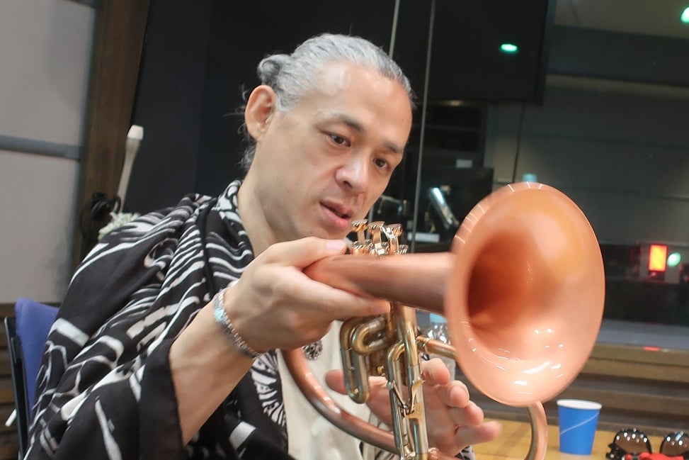 アーティスト  ベース奏者。 Ken Watanabe - La Bella Strings