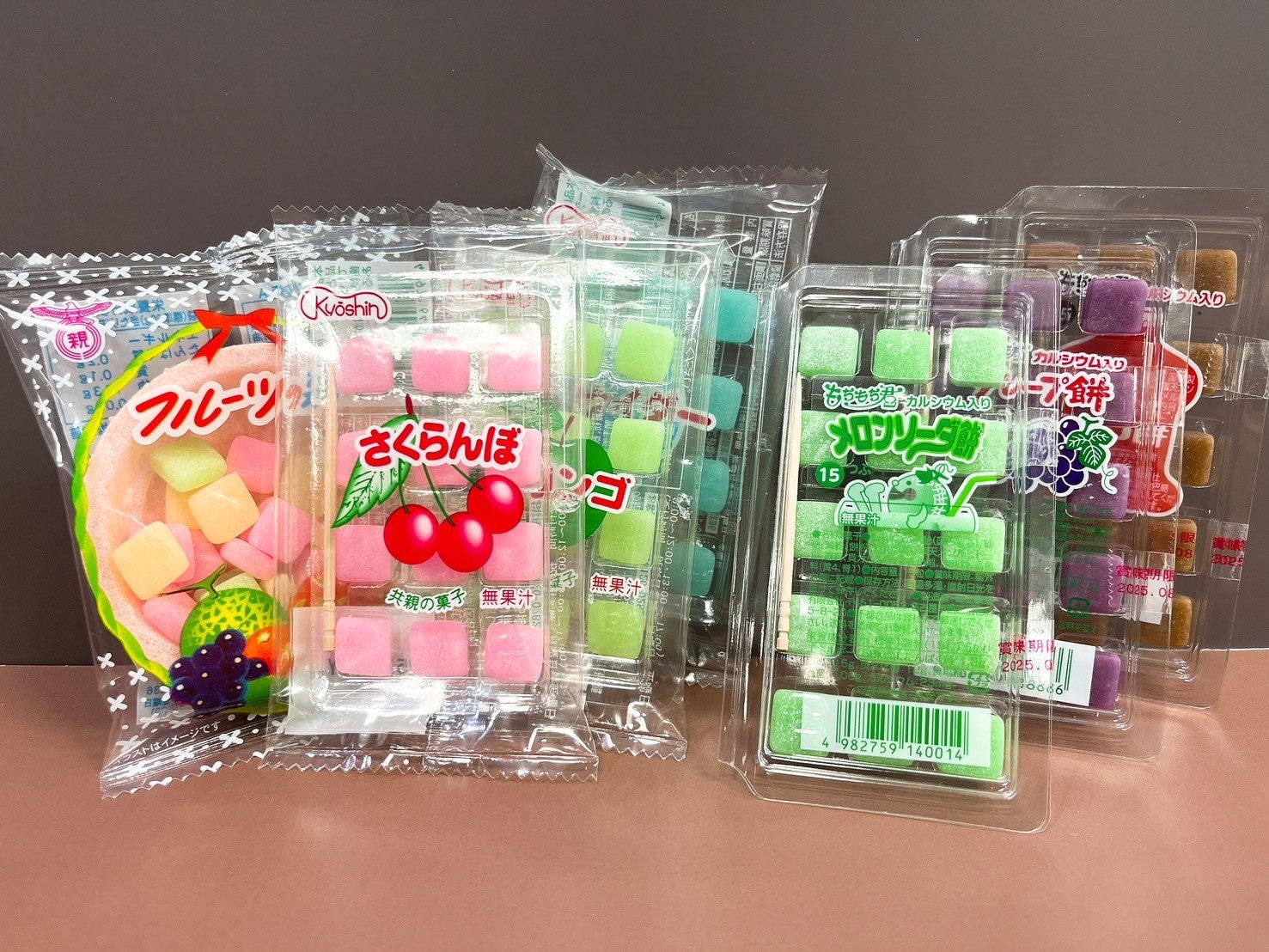 つまようじで食べる”あの四角い駄菓子”って餅？グミ？なぜ人気？駄菓子