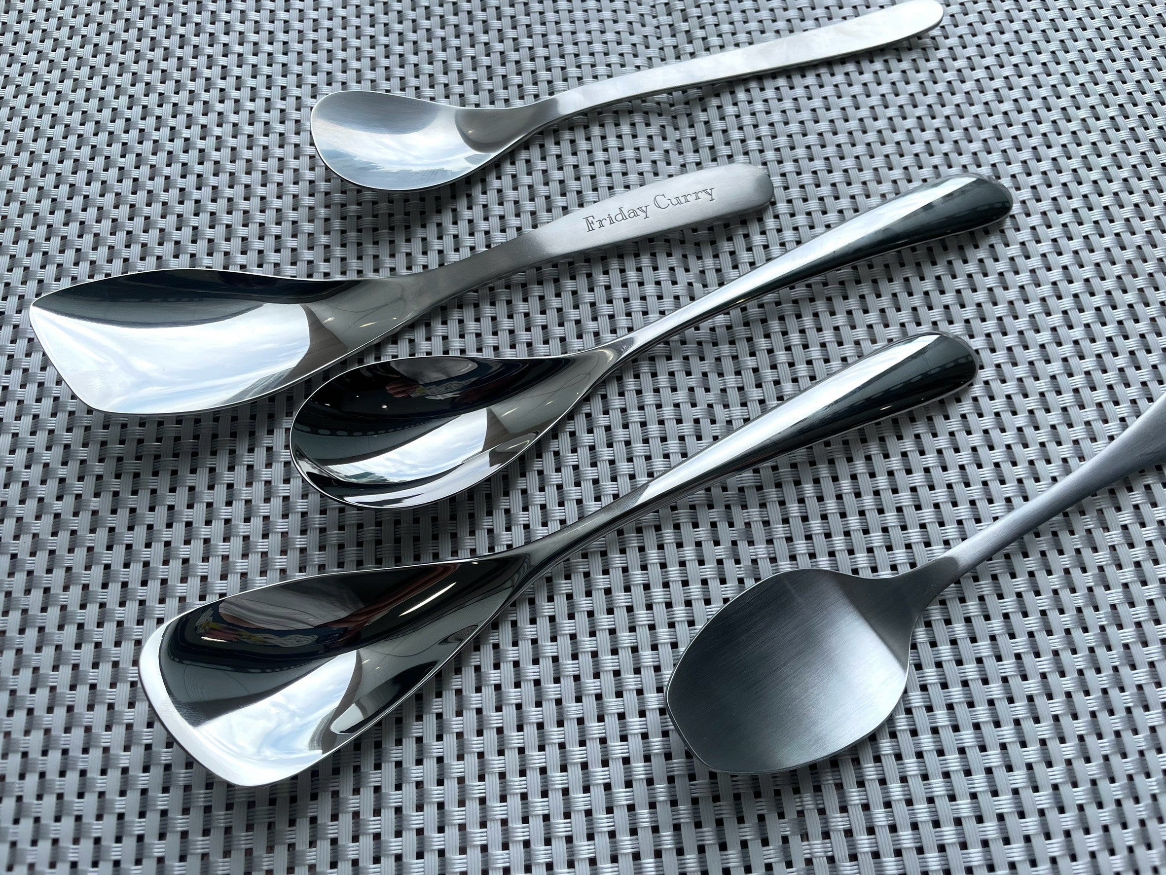 具材の切りやすさや口当たりは激変する？話題の「カレー専用スプーン